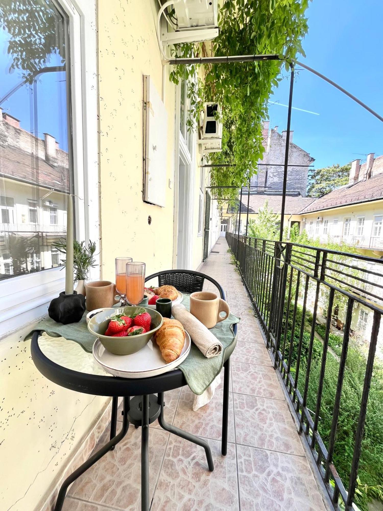 Oasis Apartment On The Broadway With Ac Budapest Eksteriør bilde
